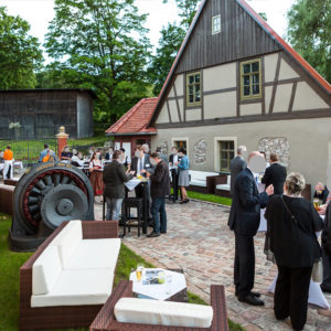 Hochzeit im Freien feiern.